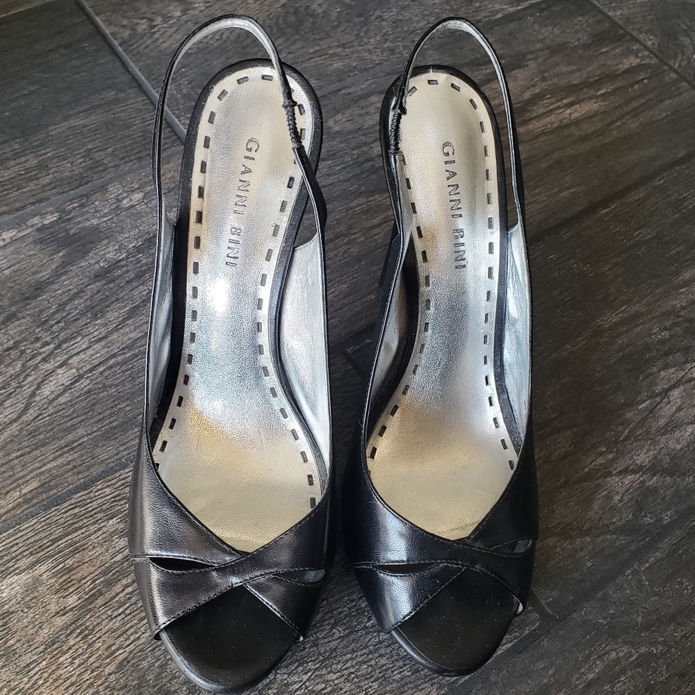 Gianni Bini leather pumps